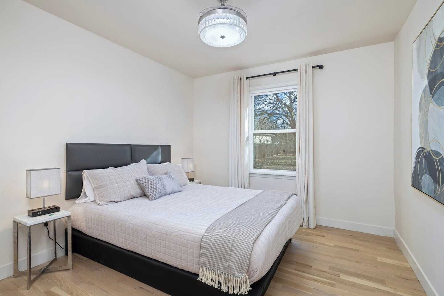 2 chambres, bureau, fer et planche à repasser, lit parapluie