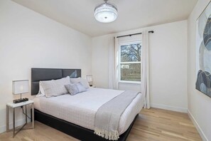 2 habitaciones, escritorio y tabla de planchar con plancha