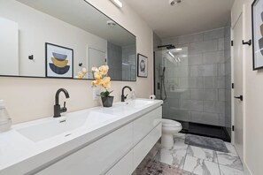 Hair dryer, towels - Luxury Modern 2BR W/ Garage (Springfield)