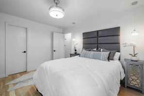 2 bedrooms, desk, iron/ironing board, travel crib - Elegant Modern 2BR Escape with Secure Garage Parking (Springfield)