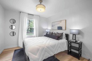 2 dormitoris, escriptori i planxa i posts de planxar 