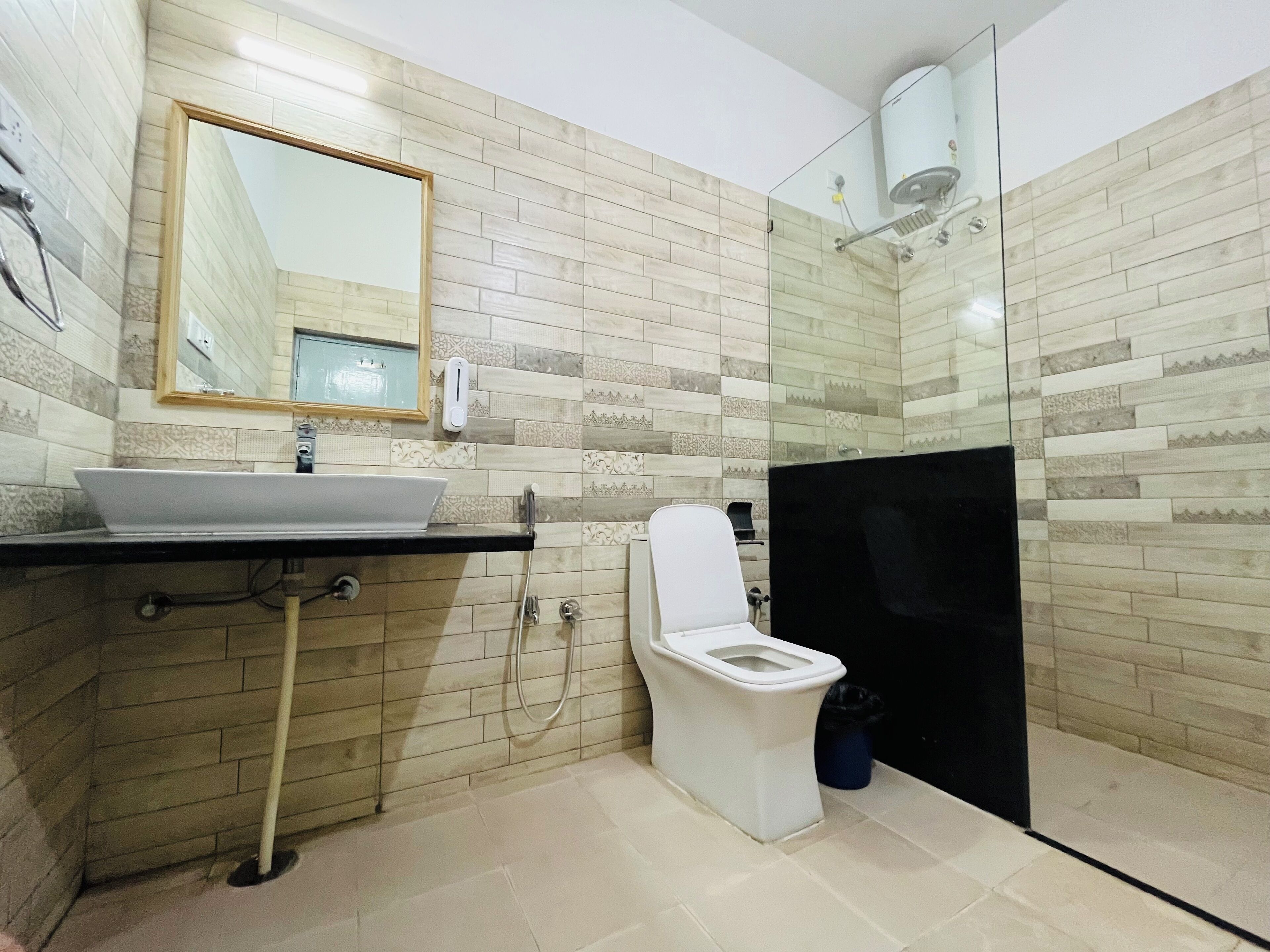 Ein Badezimmer mit Waschbecken, Toilette und Dusche.