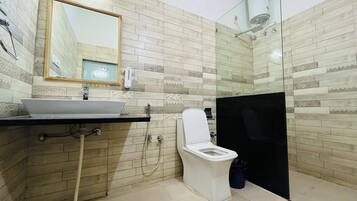 Ein Badezimmer mit Waschbecken, Toilette und Dusche.