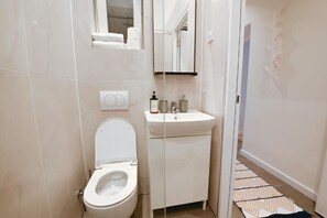 Dusche, kostenlose Toilettenartikel, Haartrockner, Handtücher