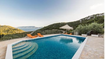 Εποχική εξωτερική πισίνα, ομπρέλες πισίνας, ξαπλώστρες