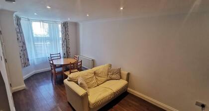 City Apartment Sleeps 4 With Garden