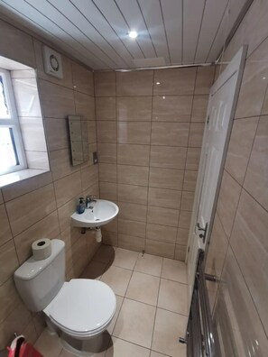 Appartement | Badkamer | Een douche, handdoeken, toiletpapier