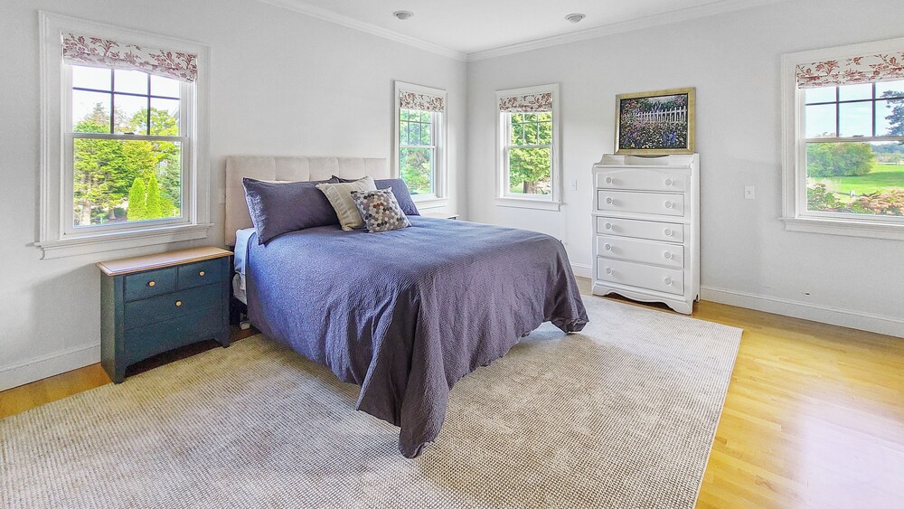 BRAND NEW LISTING! 3BD+ Custom HomeA/C, Hot Tub, Assoc. Dock & Beach