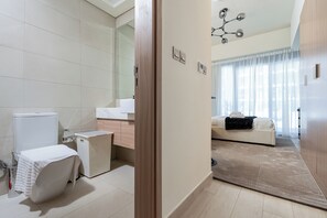 Studio Tiêu chuẩn, ban công | Phòng tắm | Buồng tắm vòi sen, đồ dùng nhà tắm miễn phí, máy sấy tóc, khăn tắm 