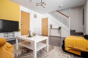 Smart TV - Etihad, City & Coop Live - Free Parking x2 - 10ppl (Manchester)