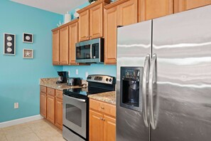 Kylskåp, mikrovågsugn, ugn och spishäll