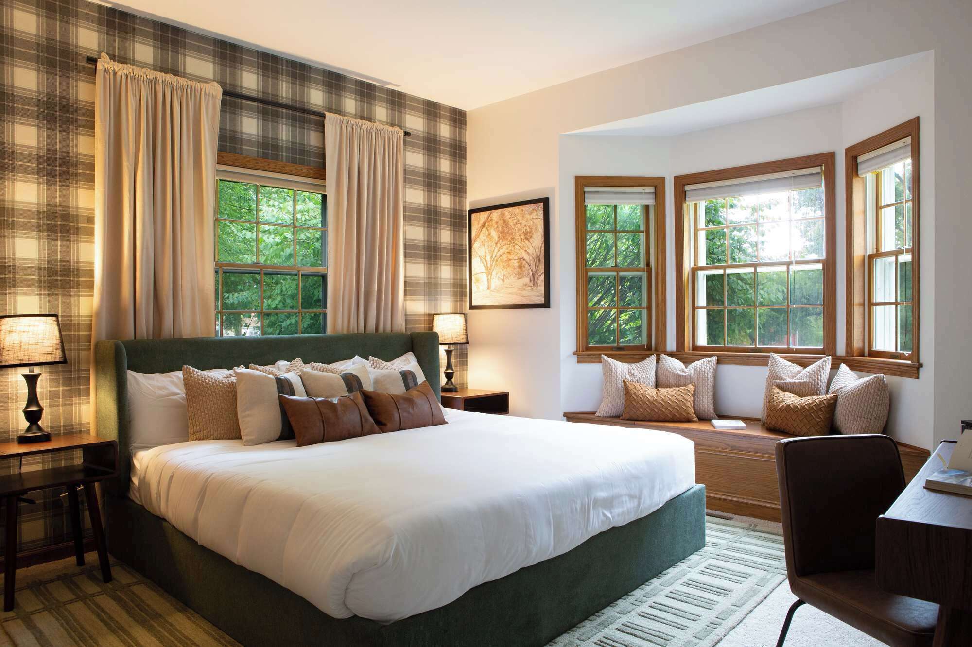 5 bedrooms, desk, iron/ironing board, travel crib