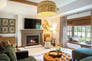 Televisie, tafelvoetbal en een kantoor