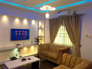 Living area - 2 Bed - Sleeps 4 With Free Parking (Benin City)