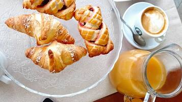 Colazione a buffet, servita tutte le mattine (10 EUR a persona)