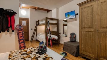 Comfort vierpersoonskamer, uitzicht op bergen | Een kluis op de kamer