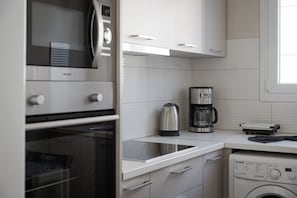 Appartement, balkon | Privékeuken | Een espressoapparaat, een koffiezetapparaat/waterkoker, een waterkoker