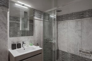Apartment, Balcony | Bathroom | Eco-friendly toiletries