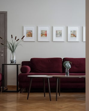 Appartement, balkon | Woonruimte | Een 50-inch flatscreentelevisie met satellietzenders