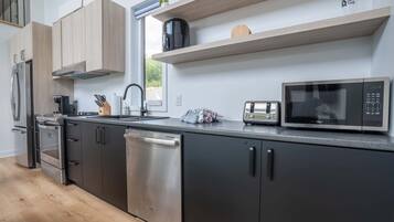 Refrigerador, microondas, horno y parrilla de estufa