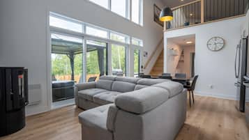 Televisión, chimenea y estéreo