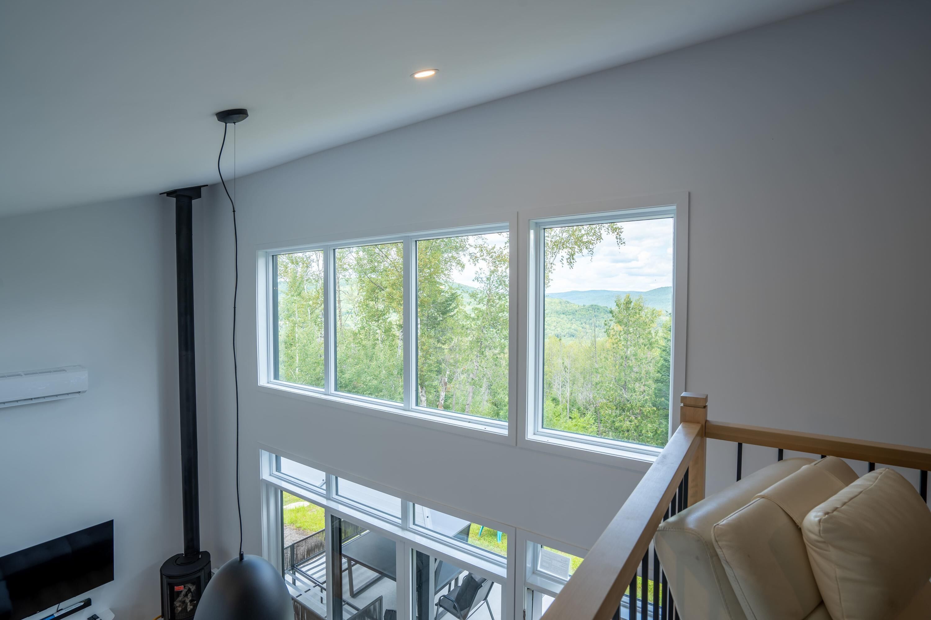 Télévision, cheminée, chaîne hi-fi