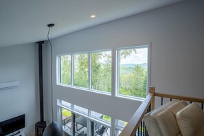 تلفزيون، مدفأة، ستيريو