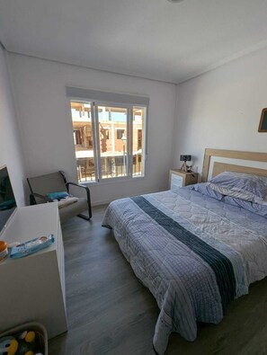 4 habitaciones, tabla de planchar con plancha, wifi y ropa de cama 