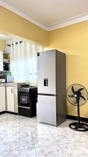 Fridge, microwave, oven, stovetop - Napper's Secret Peaceful Place (Kampala)