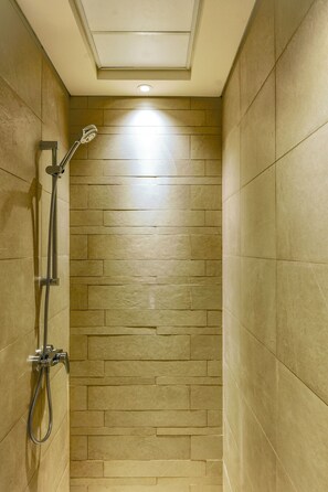 Douche, articles de toilette gratuits, sèche-cheveux