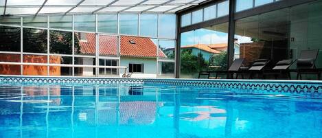 Indoor pool, sun loungers