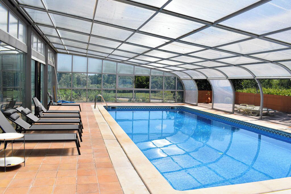Indoor pool, sun loungers