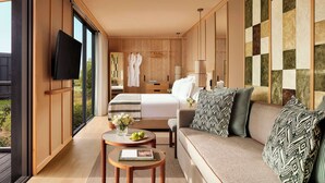 A modern hotel room with a large bed, a sofa, a TV, and a balcony with a view. - Tivoli Estela Golf & Lodges Porto (Povoa De Varzim)