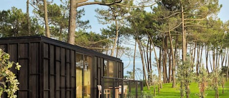 1 habitación, minibar y ropa de cama