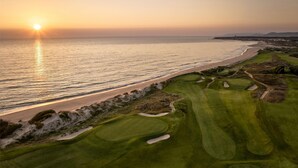 A coastal golf course with a view of the ocean and a sunset. - Tivoli Estela Golf & Lodges Porto (Povoa De Varzim)