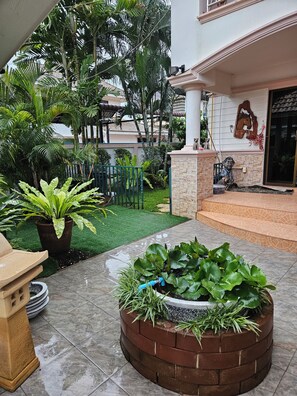 Terrace/patio - Small separate 1 BR, air conditioned house with swimming pool. (Tambon San Sai Noi)