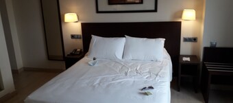 Modern 3-bed house in Santa Rosalia Village fully equipt with swimming pool