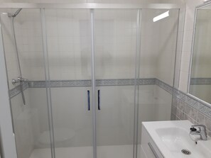 Shower, hair dryer, towels, soap - Modern 3-bed house in Santa Rosalia Village fully equipt with swimming pool (Los Alcazares)