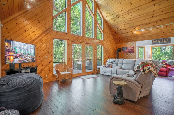 TV connectée, cheminée, chaîne hi-fi