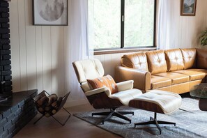 Una Smart TV, una chimenea, una mesa de tenis de mesa