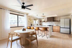 Frigorífico, microondas, horno y placa de cocina