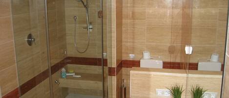 Dusche, Whirlpool, Haartrockner, Handtücher