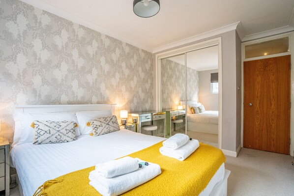 2 bedrooms, iron/ironing board, internet