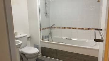 Toalhas de banho, sabonete, shampoo, papel higiênico