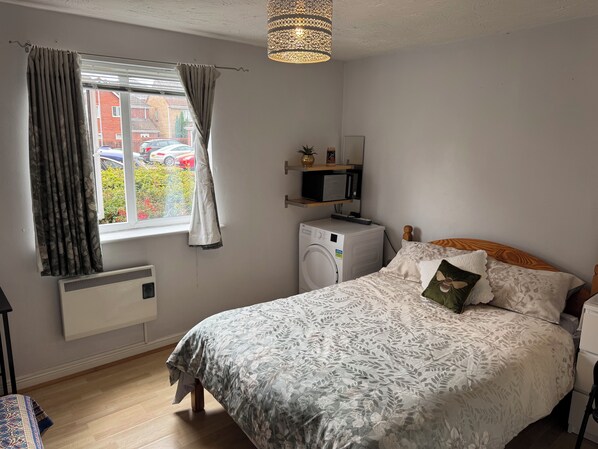 1 habitación, escritorio, tabla de planchar con plancha y wifi gratis 