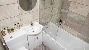 House | Bathroom | Combined shower/bathtub, deep-soaking bathtub, towels
