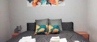 Corby - Sleeps 5 - Parking - Town Centre