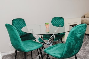 Dining - Corby - Sleeps 5 - Parking - Town Centre (Corby)