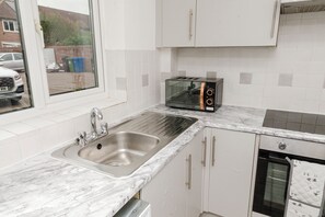 Private kitchen - Corby - Sleeps 5 - Parking - Town Centre (Corby)