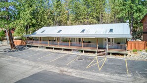 Un bâtiment doté d’un porche couvert et d’une enseigne indiquant « Bass Lake ».